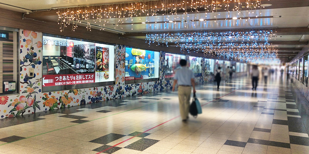 駅の構内にある広告